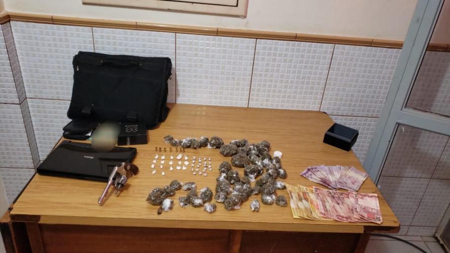 PM prende homem e apreende arma de fogo e drogas em Campo Mourão (PR)