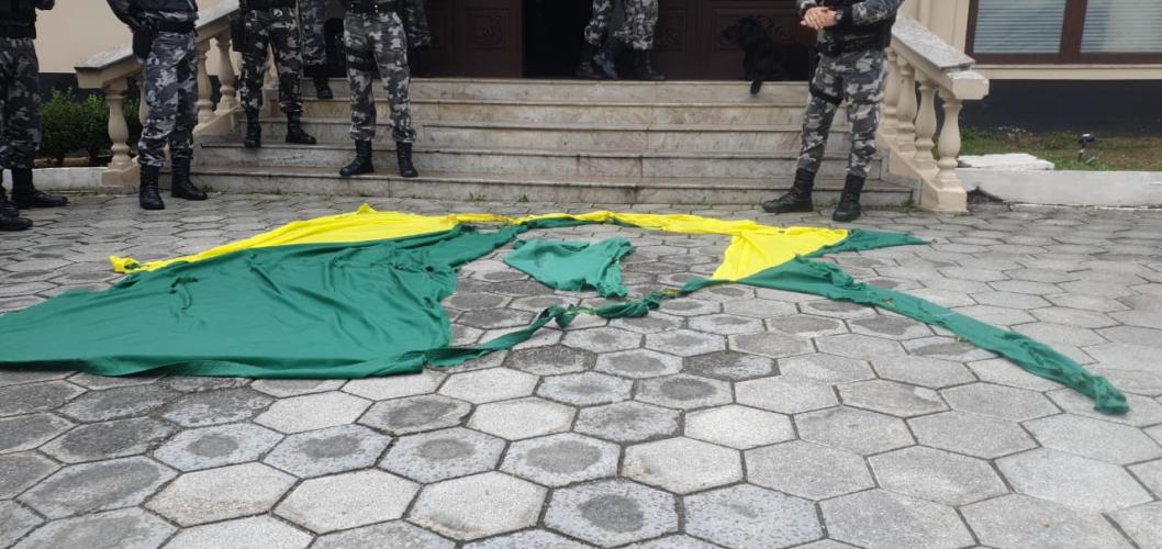 BOPE resgata parte da Bandeira Nacional vandalizada durante ato público em Curitiba; adolescente é apreendido