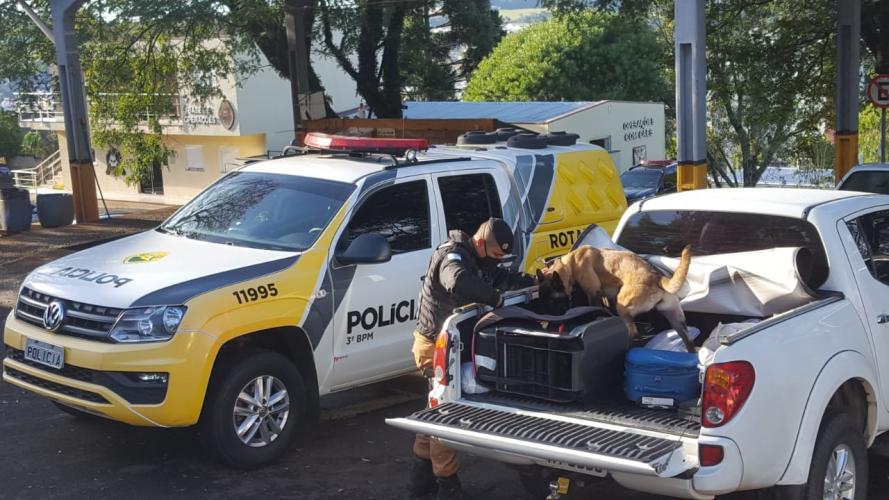 No Sudoeste do estado, PM apreende mais de 1,5 quilo de cocaína, uma arma de fogo e cinco pessoas acabaram presas