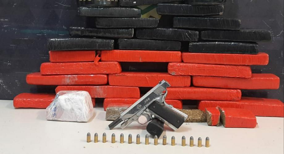 PM apreende pistola e 15 quilos de maconha no Xaxim, em Curitiba