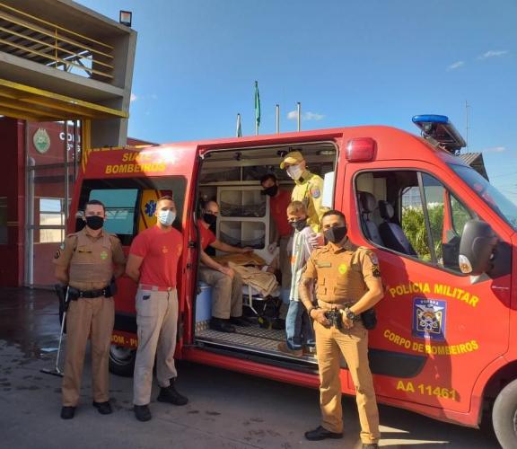 Policiais militares amparam mulher em trabalho de parto em Pinhais (PR)