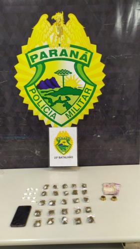 PM flagra dupla com drogas em praça da vila Nossa Senhora da Luz, na CIC