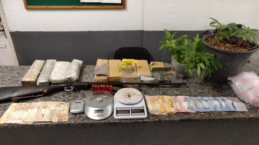 Na RMC, PM prende quatro pessoas e apreende mais de seis quilos de drogas, 19 pés de maconha e duas armas de fogo