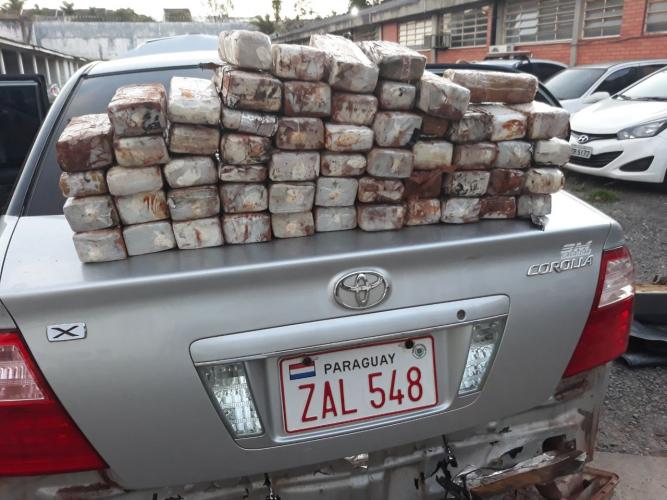 No Noroeste do estado, PM apreende carro carregado com mais de 26 quilos de maconha