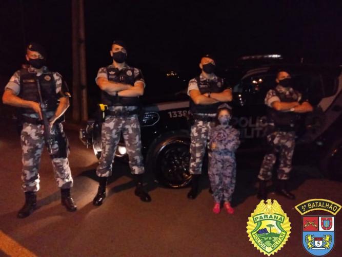 Policiais militares do Choque participam de festa surpresa para pequena fã