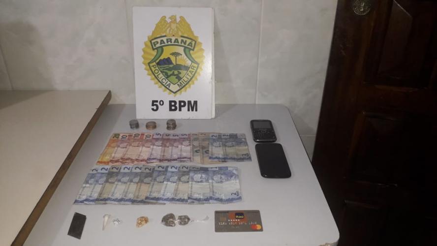 PM encaminha duas pessoas e apreende porções de drogas no Norte do estado