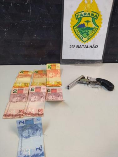 Na CIC, PM prende homem logo após roubo a lanchonete; arma de fogo e dinheiro são apreendidos