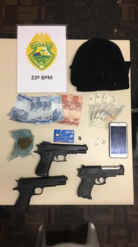 Na CIC, PM prende homem e apreende três simulacros de pistola e porções de cocaína