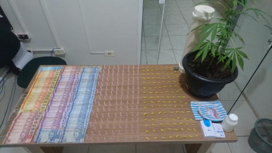 Em Campina Grande do Sul, na RMC, PM prende dois homens e apreende mais de 240 porções de drogas