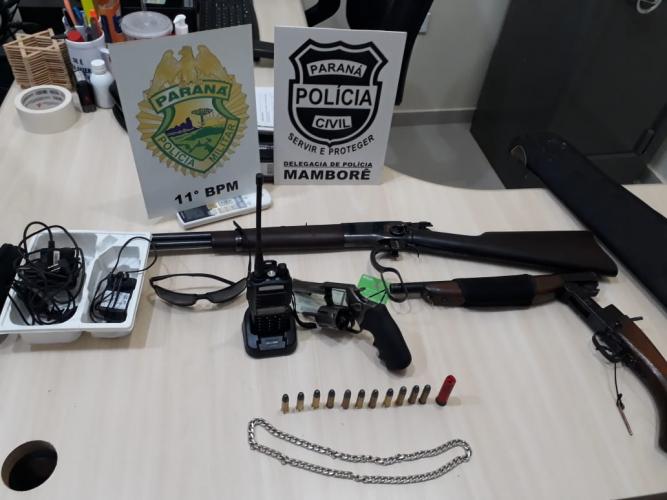 Acompanhamento a carro roubado termina com cinco presos e três armas apreendidas em Mamborê, no Noroeste do estado