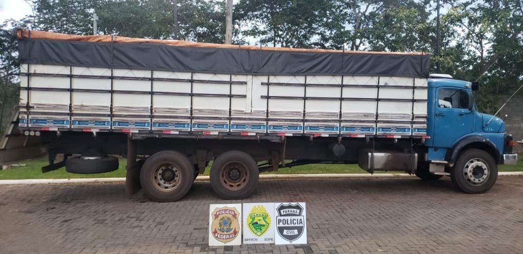 BPFron apreende caminhão carregado com 15 mil pacotes de cigarros contrabandeados no Oeste do estado