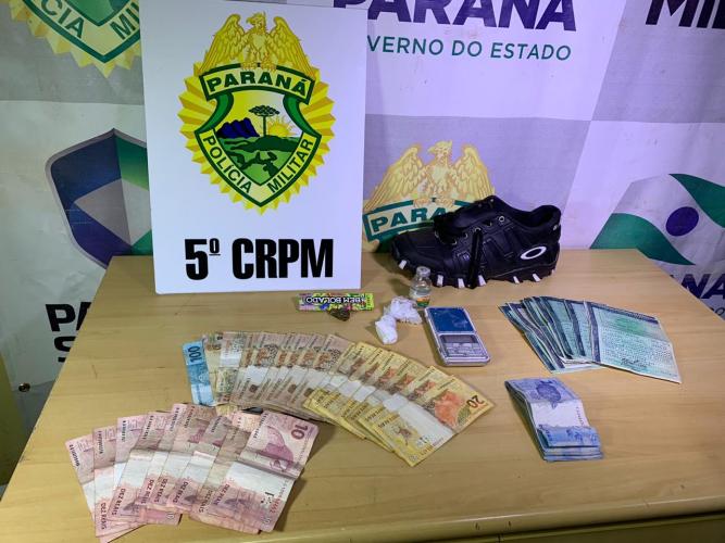 Em Cascavel, equipe do 5º CRPM desmantela ponto de venda de drogas e encaminha quatro pessoas