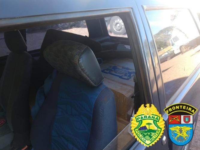 No Oeste do estado, BPFron apreende carro carregado com 500 pacotes de cigarros contrabandeados