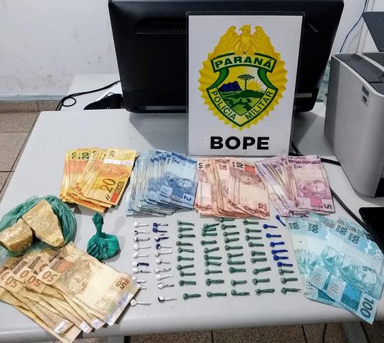 Durante patrulhamento em Araucária, na RMC, BOPE prende homem e apreende 68 pedras de crack e mais de R$ 2 mil em dinheiro