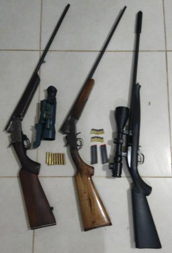 Em Morretes, no Litoral do estado, PM verifica denúncia e encontra três espingardas; homem acaba preso