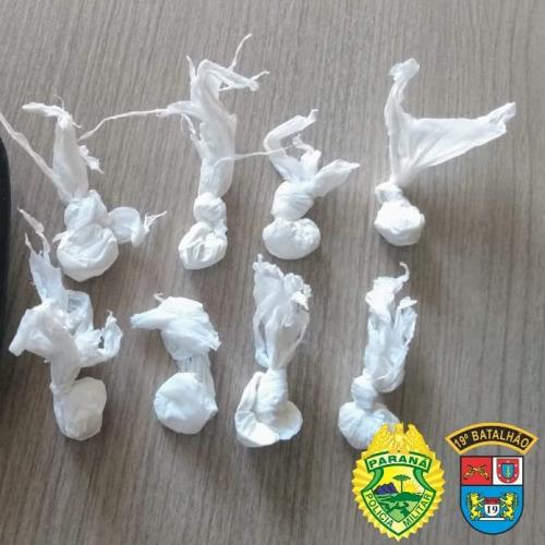 Em Toledo, PM prende motociclista no momento em que entregava drogas