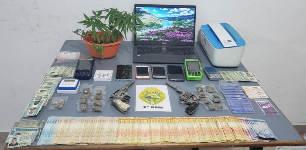 Suspeito de estelionato é preso pela PM em Guaratuba, no Litoral do estado; duas armas de fogo e drogas são apreendidas