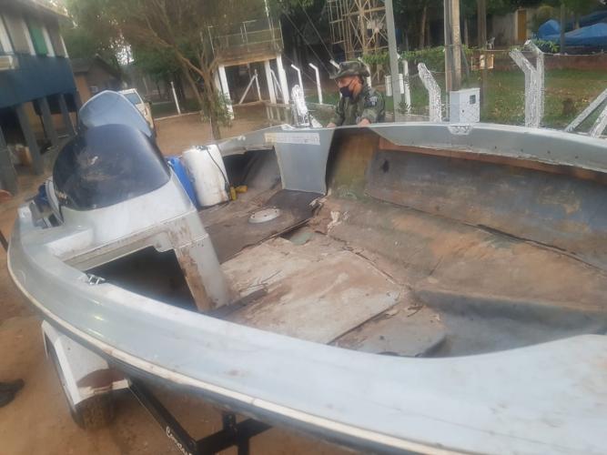 Durante a Operação Hórus, policiais ambientais apreendem barco e motor preparado para o transporte de ilícitos