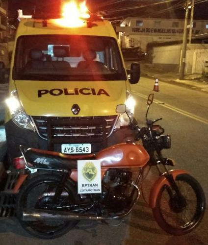 BPTran faz bloqueio de trânsito, recupera uma motocicleta e encaminha dois homens que dirigiam embriagados em Curitiba (PR)