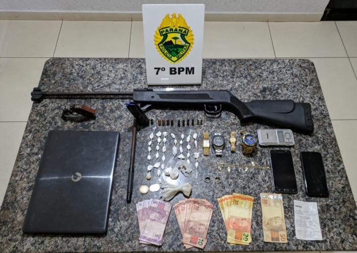 Homem é preso e duas armas de fogo e drogas são apreendidas pela PM no Noroeste do estado