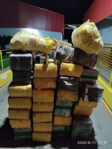 Carro com mais de meia tonelada de maconha capota em Cruzeiro do Oeste (PR)