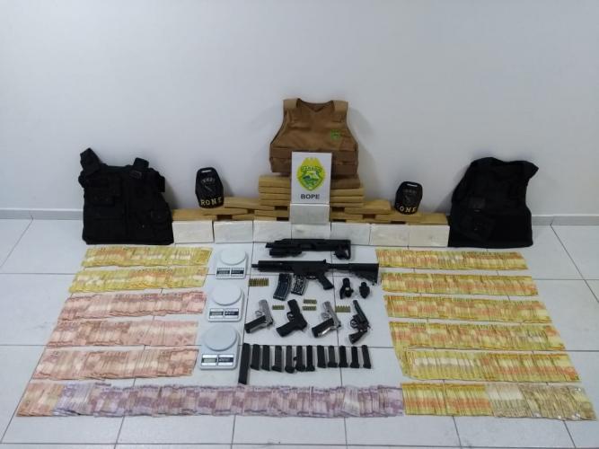 BOPE desmantela grupo criminoso e apreende fuzil, coletes balísticos e mais de R$ 30 mil em Fazenda Rio Grande