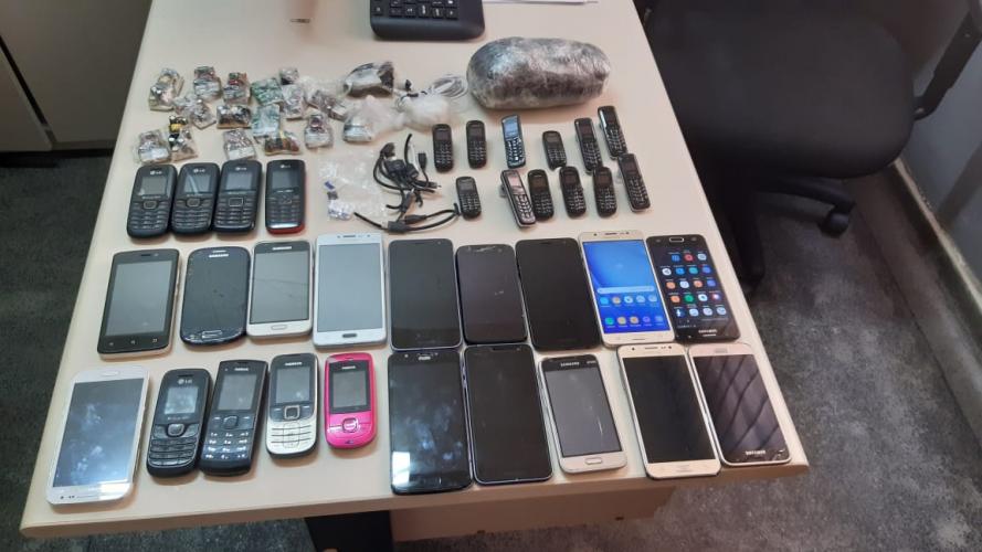 Depen e PM impedem entrada de 35 celulares na PEP I, na RMC