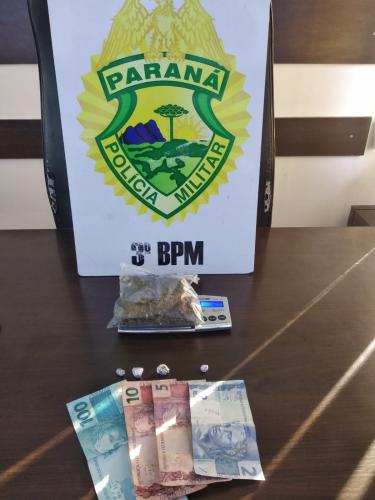 Em Pato Branco, PM encaminha cinco pessoas e apreende drogas e dinheiro