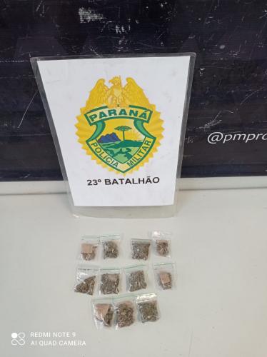 PM aborda dupla que tinha acabado de negociar maconha na CIC, em Curitiba
