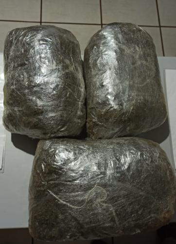 Em Roncador (PR), PM apreende mais de três quilos de maconha ao tentar abordar veículo