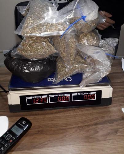 No Noroeste do estado, PM prende cinco pessoas e apreende mais de 1,5 quilo de drogas e dinheiro