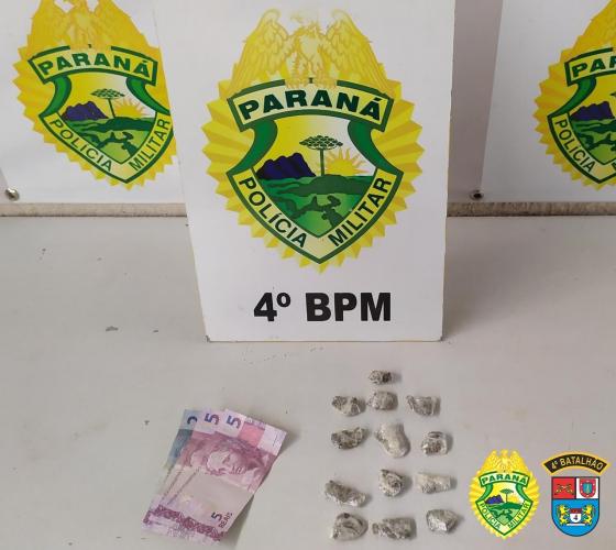 Durante patrulhamento, Pelotão de Choque prende dois homens e apreende porções de maconha em Maringá (PR)