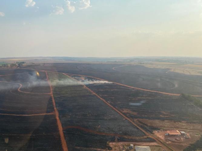 Corpo de Bombeiros combate incêndio em Presidente Castelo Branco (PR)