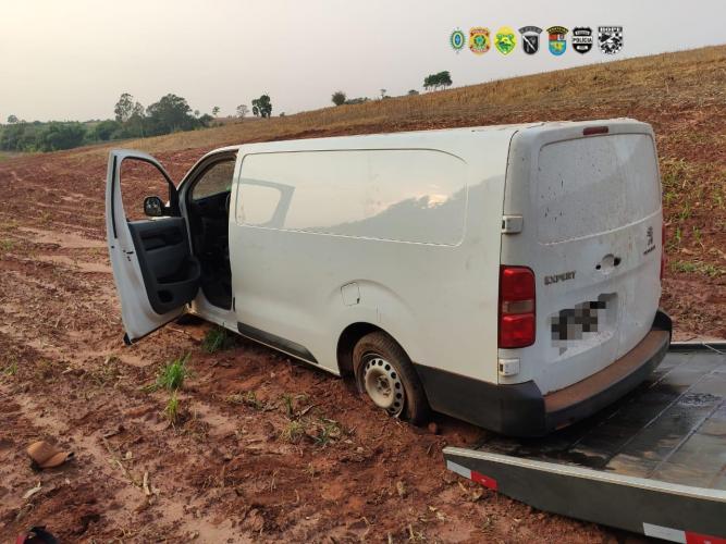 BPFron e PF apreendem van carregada com cinco mil pacotes de cigarros contrabandeados no Oeste do estado