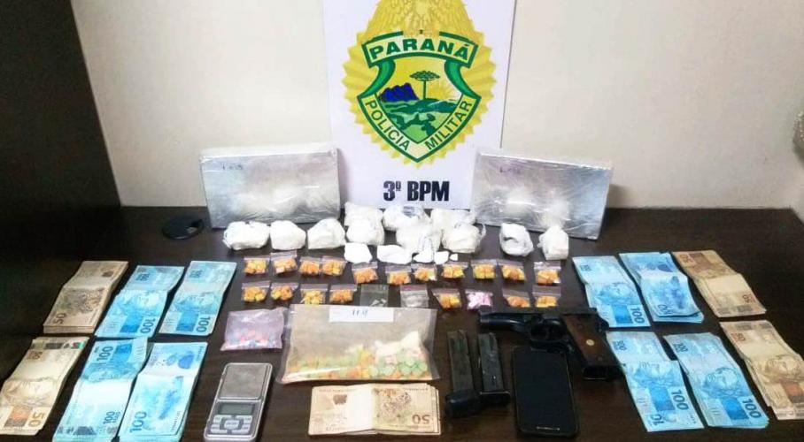 No Sudoeste do estado, PM cumpre Mandados Judiciais e apreende mais de R$ 12 mil, pistola e drogas