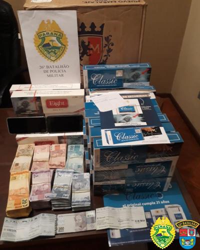 Carro carregado com cigarros contrabandeados e mais de R$ 96 mil são apreendidos pela PM nos Campos Gerais