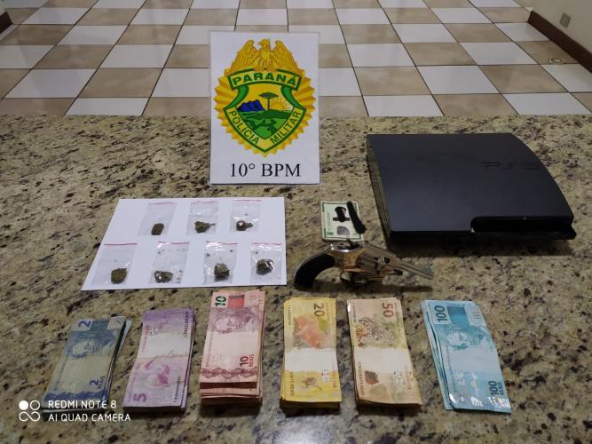 Após denúncia, PM prende duas pessoas e apreende uma arma de fogo, drogas e dinheiro