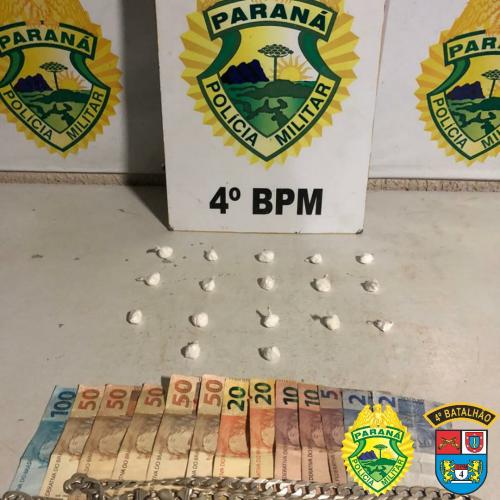 Em Maringá (PR), PM prende rapaz e apreende porções de cocaína e dinheiro após denúncias