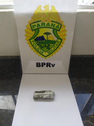 Cão policial encontra drogas em bolsa durante operação em frente a Posto Rodoviário em Guaratuba, no Litoral do estado