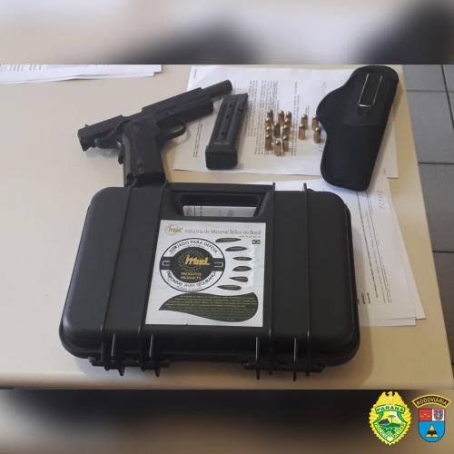 Denúncias de populares levam caminhoneiro à delegacia por porte ilegal de arma de fogo, em Siqueira Campos, no Norte do estado