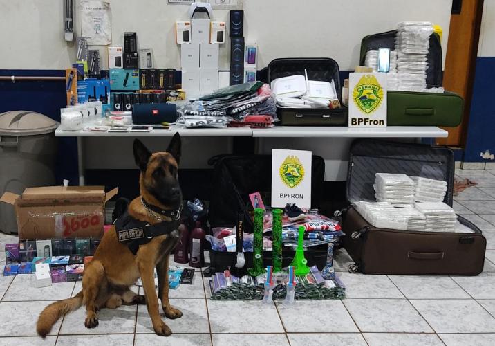 BPFron aborda ônibus e encontra oito volumes de produtos contrabandeados do Paraguai