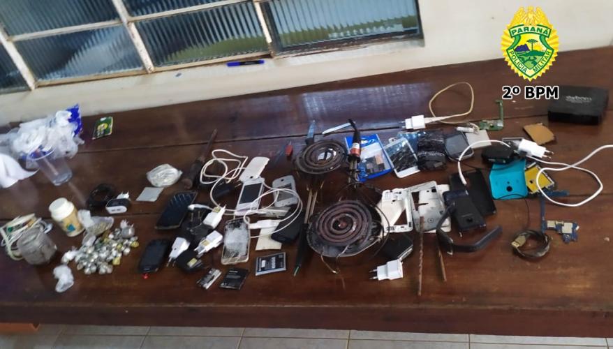 No Norte Pioneiro, PM encaminha três pessoas e apreende 11 celulares e mais de 500 gramas de maconha