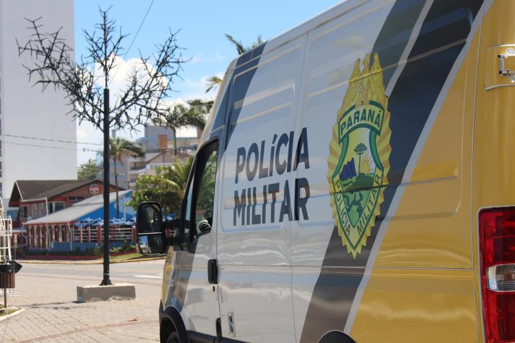 Um homem, de 54 anos, foi preso por lesão corporal grave após esfaquear um homem, de 40 anos, na manhã de quarta-feira (13/01) na cidade de Paranaguá (PR). A vítima foi encaminhada em estado grave ao hospital e o suspeito foi localizado pelos policiais militares do 9º Batalhão de Polícia Militar (9º BPM), atuantes pelo Verão Consciente 2020/2021.   Segundo as informações do Boletim de Ocorrência, os policiais militares foram acionados para atender uma denúncia de lesão corporal praticada com arma branca. Du