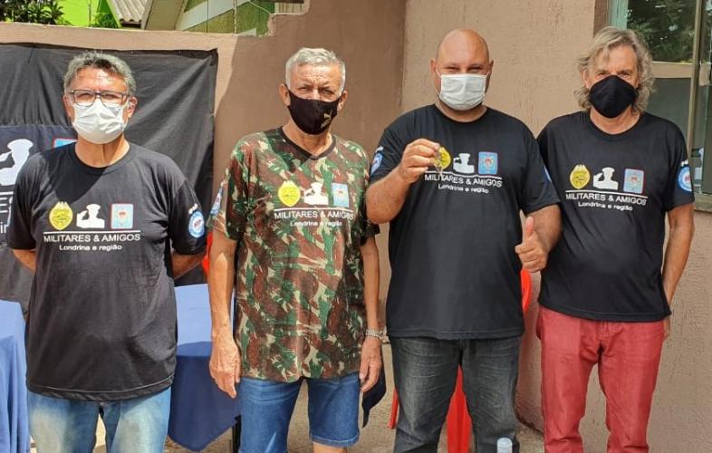 Grupo amigos e Militares