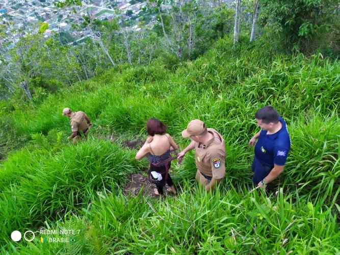 PM resgata colombiana que tentou suicídio no morro do Escalvado, em Matinhos (PR)