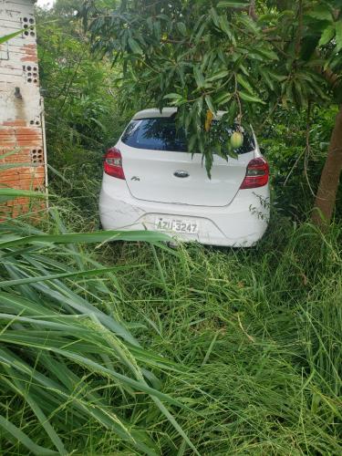 Carro roubado é encontrado pela PM em matagal na cidade de Figueira (PR)