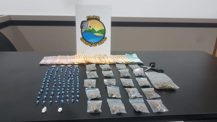 Denúncia auxilia equipe ROCAM a localizar ponto de venda de droga em Martinhos; três são presos