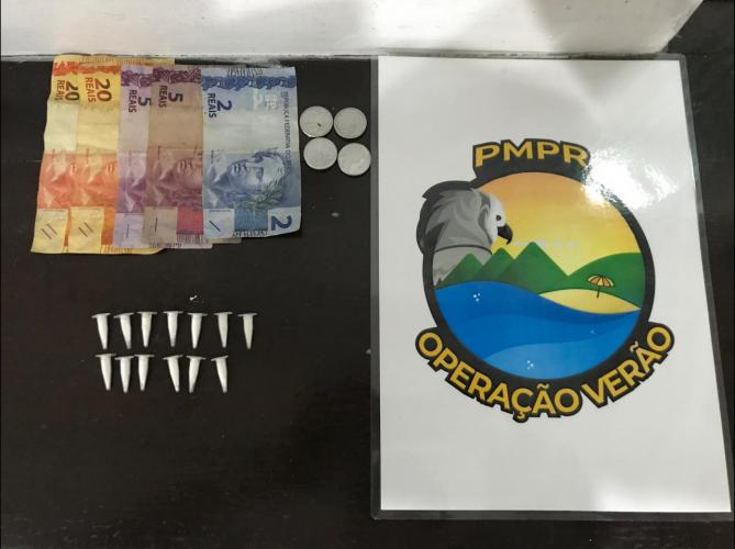 Mulher com pinos de cocaína é presa pela PM em Matinhos (PR)