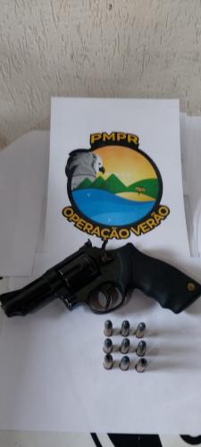 Revólver é apreendido pela PM durante abordagem a veículo em Pontal do Paraná (PR)