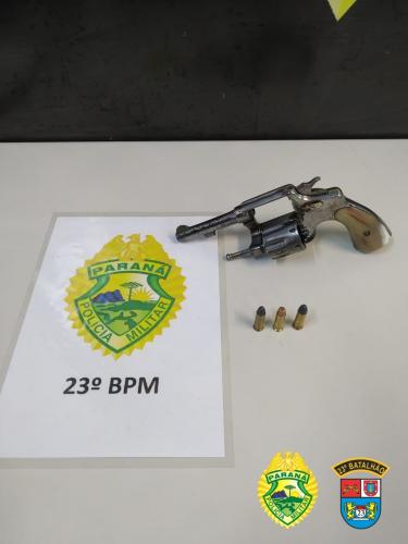 Na CIC, PM prende homem suspeito de roubar loja e apreende arma de fogo